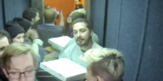 Auf eine Pizza in den Aufzug: Shia LaBeouf vertreibt sich den Freitag auf ungewöhnliche Art und Weise