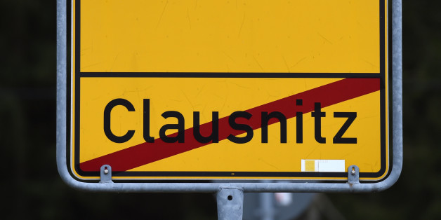 In Clausnitz haben Gegner eines Asylbewerberheims versucht, einen Bus ankommender Flüchtlinge zu blockieren