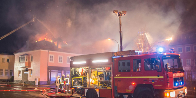 Bei einem Brand einer geplanten Flüchtlingsunterkunft in Bautzen kam es zu Auseinandersetzungen mit Schaulustigen