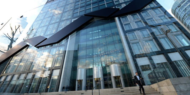 Das Firmenlogo prangt am 19.02.2014 vor dem Hauptsitz der Deutsche Börse AG in Eschborn bei Frankfurt am Main (Hessen) - einer der günstigsten Gemeinden in Deutschland