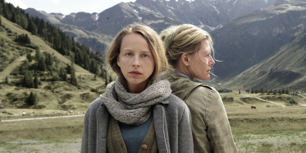 Eva Perner (Petra Schmidt-Schaller, l) und ihrer Schwester Lydia (Ina Weisse, r) in das "Das Dorf des Schweigens"