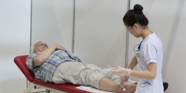 Als ein Mann der Krankenschwester seinen Penis zeigt, rennt sie aus dem Raum