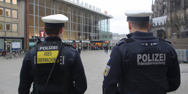 Zwei Bundespolizisten vor dem Hauptbahnhof in Köln