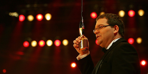 Elton moderiert "Schlag den Star" - und dabei bekommt er Unterstützung.