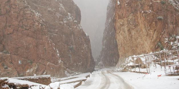 Dans le sud du Maroc, les gorges du Todra sont vêtues de neige
