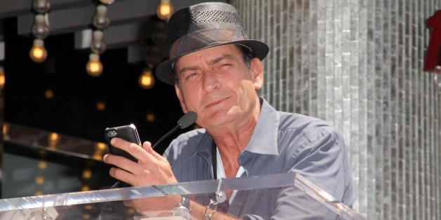 Charlie Sheen hat vor wenigen Jahren mit wilden Aussagen für Aufregung gesorgt. Jetzt hat er die Ursache dafür verraten...