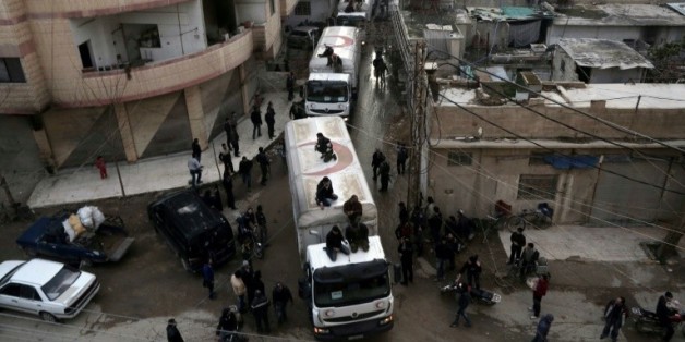 Un convoi d'aide humanitaire à son arrivée le 23 février 2016 à Kafra Batna localité rebelle de la périphérie de Damas assiégée par le régime