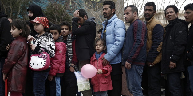 Flüchtlinge warten im griechischen Hafen Piräus auf Hilfe