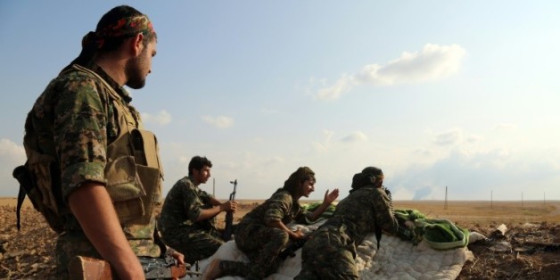 Des combattants des Forces démocratiques syriennes (FDS) près de la ville de Al-Hol, dans la province de Hasakeh, le 7 novembre 2015