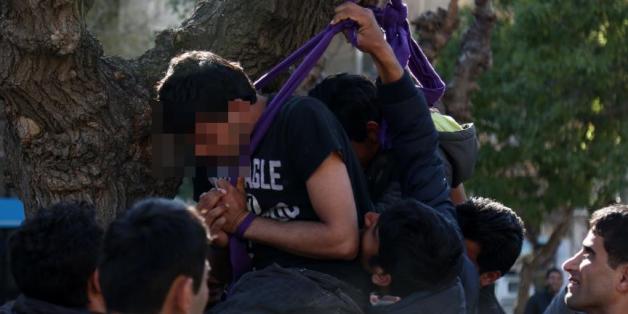 Zwei Männer aus Pakistan wollten sich gestern öffentlich in Athen erhängen