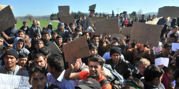 Des réfugiés d'Afghanistan protestent contre la fermeture de la frontière entre la Grèce et la Macédoine le 22 février 2016