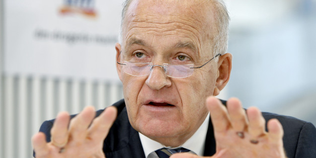 Der Geschaeftsfuehrer der Drogeriemarktkette dm, Goetz W. Werner, spricht am Donnerstag, 18. Okt. 2007, in Berlin waehrend der Bilanz-Pressekonferenz 2007. (AP Photo/Michael Sohn) --- Goetz W. Werner, CEO of the drugstore chain dm, speaks during the balance news conference of the company in Berlin, Germany, Thursday, Oct. 18, 2007. (AP Photo/Michael Sohn)