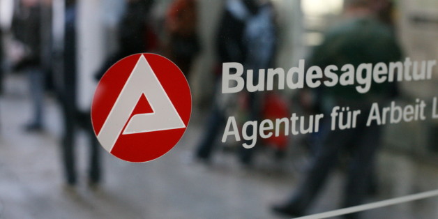 ARCHIV: Arbeitsuchende stehen in der Bundesagentur (BA) fuer Arbeit in Leipzig (Foto vom 26.09.10). Die Flut an Klagen gegen Hartz-IV-Bescheide bringt viele deutsche Sozialgerichte an ihre Belastungsgrenze. "Wie haben laengst das Limit erreicht", sagte der Vorsitzende des Bundes Deutscher Sozialrichter, Hans-Peter Jung, in einem dapd-Interview in Essen. Die auch fuenf Jahre nach Einfuehrung der Hartz-IV-Sozialgesetze weiter steigende Klageflut verschlinge Personal und Kosten. Bis zum Urteil verg