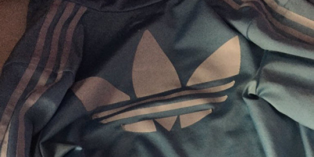 Das Internet streitet, welche Farbe diese Jacke hat