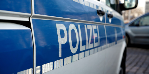 Dem "Focus" zufolge geriet ein 17-jähriger Flüchtling aus Syrien mit seinem Fahrrad in eine Kontrolle. Die Polizisten hätten bemängelt, dass die Lampe nicht funktionierte.