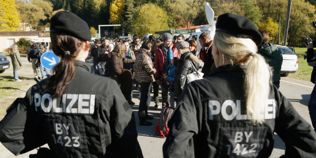 Zwei Polizistinnen der Bundespolizei an der Grenze zu Österreich