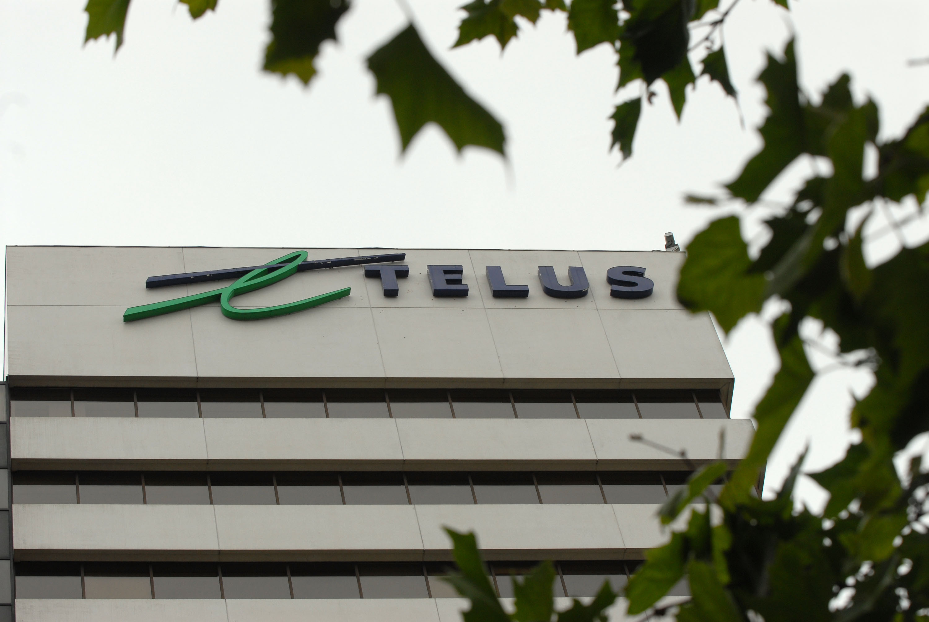 Consumers Turn To Booming Black Market For Cheap Cellphone Deals