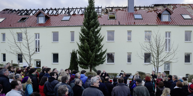 Eine Demonstration gegen Fremdenhass nach einem Anschlag auf eine Flüchtlingsunterkunft in Tröglitz