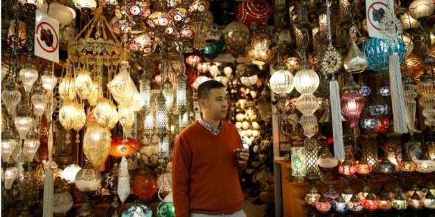 Un commerçant attend les clients, le 1er février 2016 dans les ruelles du Grand bazar d'Istanbul