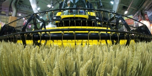 Une moissonneuse-batteuse présentée au Salon de l'Agriculture de Paris, le 27 février 2016