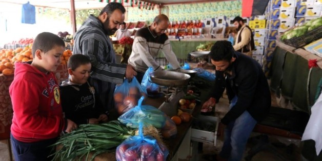 Les Libyens sortent à nouveau de chez eux pour faire leurs emplettes, le 29 février 2016 dans la ville de Sabrata, à l'ouest de la capitale Tripoli