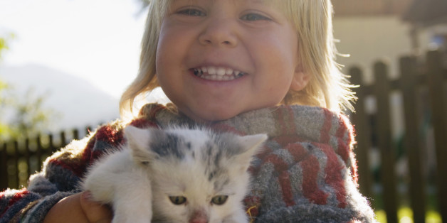 Junge hält Katze