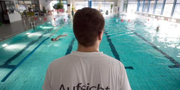 Eine Aufsicht in einem Hallenbad (Symbolbild)