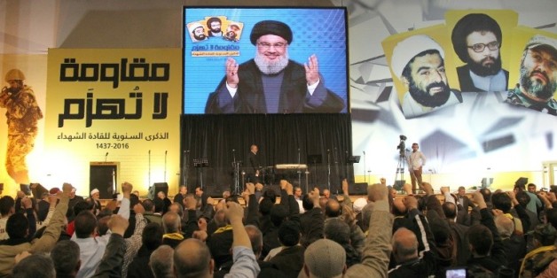 Le leader du Hezbollah libanais Hassan Nasrallah, sur un écran géant, s'adresse à la foule dans le sud de Beyrouth, le 16 février 2016