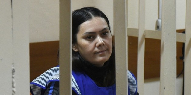 Goultchekhra Bobokoulova, une nourrice suspectée du meurtre d'un enfant à Moscou, assise dans la cage des accusés au tribunal de Moscou, le 2 mars 2016