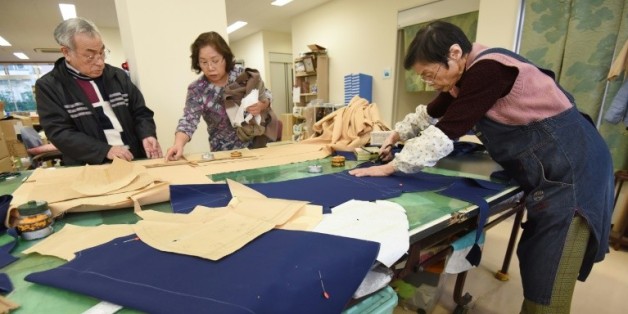 Des seniors japonais travaillent du textile à Tokyo, le 18 décembre 2015