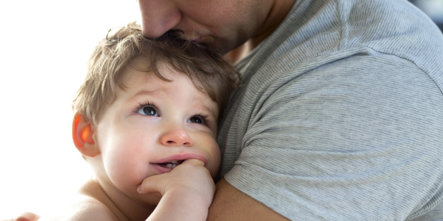 Ein verzweifelter Vater will sein Baby tätowieren, um ihn von seinem Zwillingsbruder zu unterscheiden.