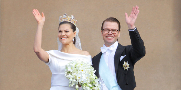 (GERMANY OUT) Hochzeit von Kronprinzessin Victoria und Daniel Westling in Stockholm, winken nach der Hochzeit auf dem Balkon der Westseite des Koeniglichen Schlosses (Photo by Schraps/ullstein bild via Getty Images)