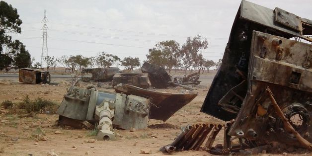 Un char libyen détruit par un raid de l'Otan près de Benghazi, le 19 mars 2001