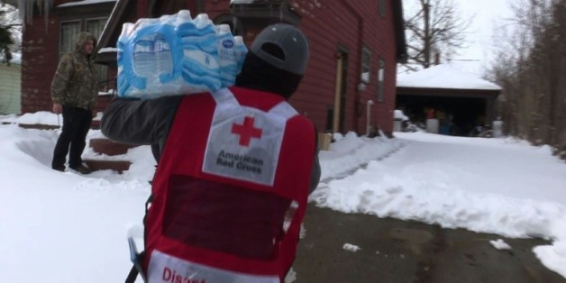 Des bénévoles distribuent des packs d'eau aux habitants de Flint