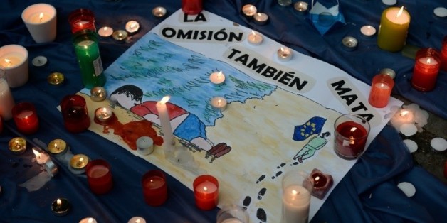 Un dessin réalisé par un enfant espagnol en souvenir du petit Aylan, lors d'une veillée le 4 septembre 2015 à la gare de Barcelone