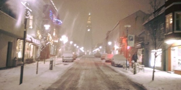 Eine Frau fotografiert eine verschneite Strasse, danach wird sie weltweit gesucht