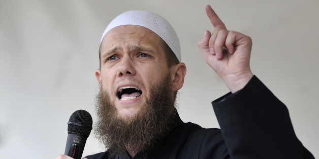 Der islamistische Prediger Sven Lau, auch Abu Adam genannt, spricht am 09.06.2012 in Köln auf einer Veranstaltung von Salafisten (Archivbild)