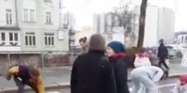 Rechte in Chemnitz sehen bei einer Demo DAS auf dem Boden