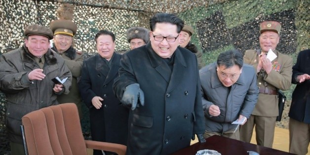 Photo non datée publiée le 4 mars 2016 par l'agence officielle nord-coréenne KCNA montrant le dirigeant nord-coréen Kim Jong-Un