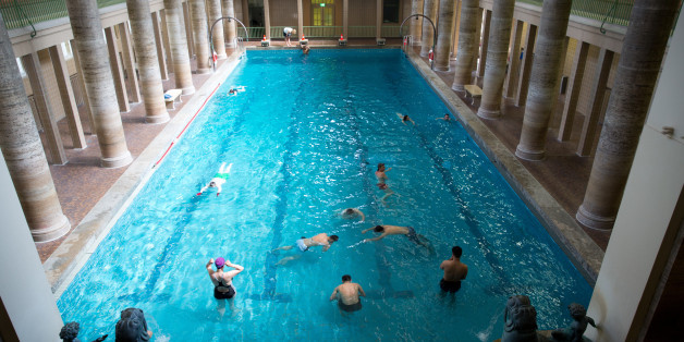 Badegäste in einem Schwimmbad im Berliner Stadtteil Neukölln (Symbolbild)