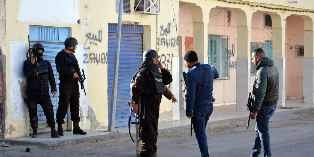 Tunisian police officers take positions during clashes with militants in Ben Guerdane, 650 km away from Tunis, Monday, March 7, 2016. At least 45 people were killed Monday near Tunisia's border with Libya in one of the deadliest clashes seen so far between Tunisian forces and extremist attackers, the government said. (AP Photo)