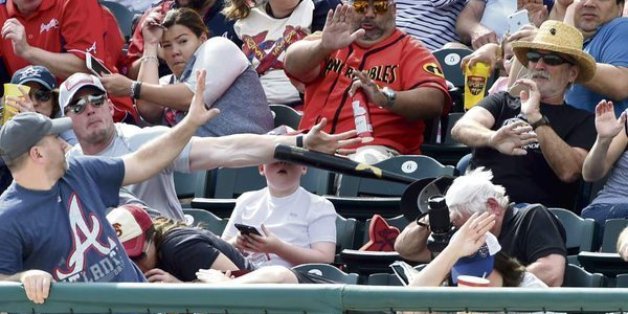 Shaun Cunningham a coincé son avant-bras devant le visage de son fils pour dévier une batte de baseball