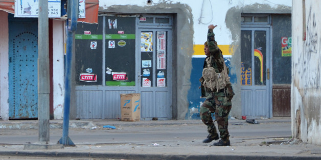 A member of the Tunisian special forces gestures in the southern town of Ben Guerdane, near the Libyan border, during clashes with jihadists on March 7, 2016.
Tunisian forces fought off fierce attacks from jihadists near the Libyan border killing 28 extremist fighters in clashes that also left seven civilians dead.
/ AFP / FATHI NASRI (Photo credit should read FATHI NASRI/AFP/Getty Images)