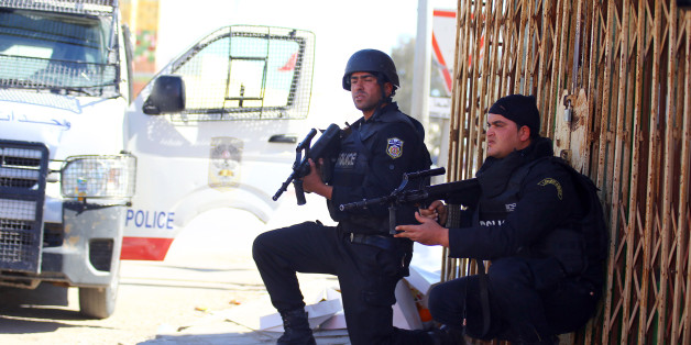Des officiers de police tunisiens prennent position durant la traque des terroristes à Ben Guerdane, le 8 mars 2016.
