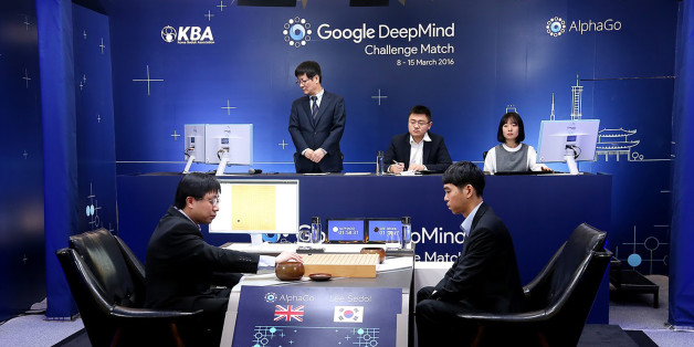 Le maître du jeu de Go Lee Se-Dol a concédé une première défaite face à AlphaGo, le logiciel de Google/DeepMind. Reste encore 4 matchs à jouer.