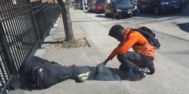 L'image virale d'un jeune de Baltimore qui prie devant le corps d'un sans-abri