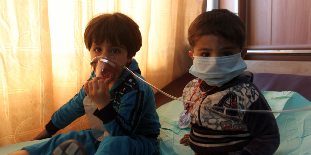 Zwei Kinder, die nach den Angriffen in einem Krankenhaus in Kurkuk behandelt wurden. (Xinhua/Ako Zangana via Getty Images)