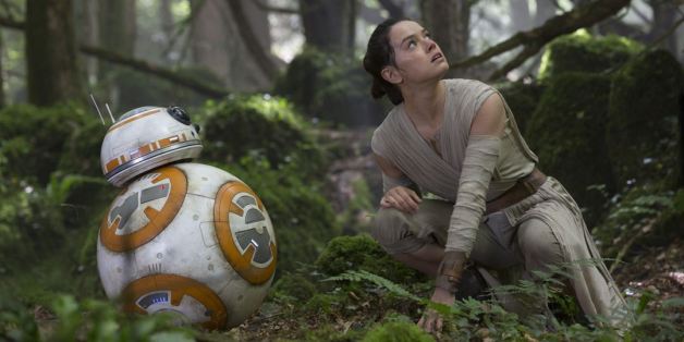 Le personnage de Rey, dans l'épisode VII de Star Wars, joué par Daisy Rideley et le robot BB8