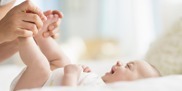 Eine Fußmassage tut den Babys gut