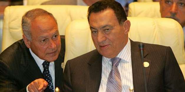 L'ex-président égyptien Hosni Moubarak et Ahmed Aboul Gheit le 4 juillet 2005 à Syrte, en Libye